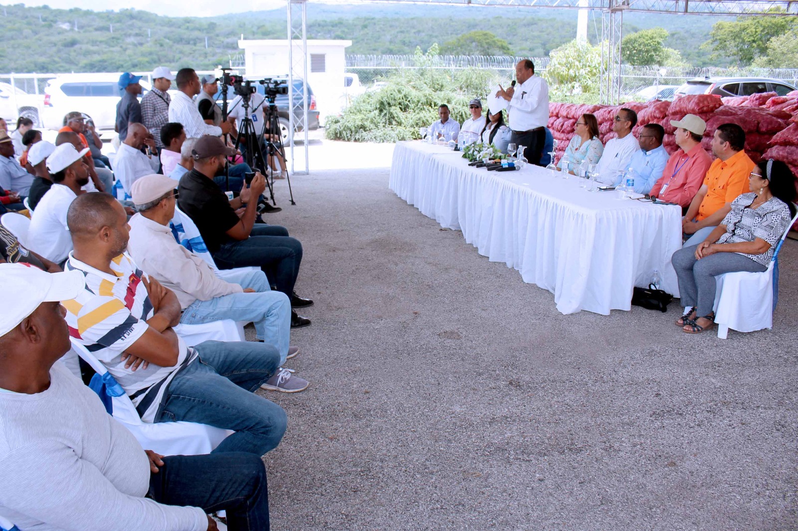 Plan de Desarrollo San Juan entrega RD$80 millones a productores de cebolla de Vallejuelo