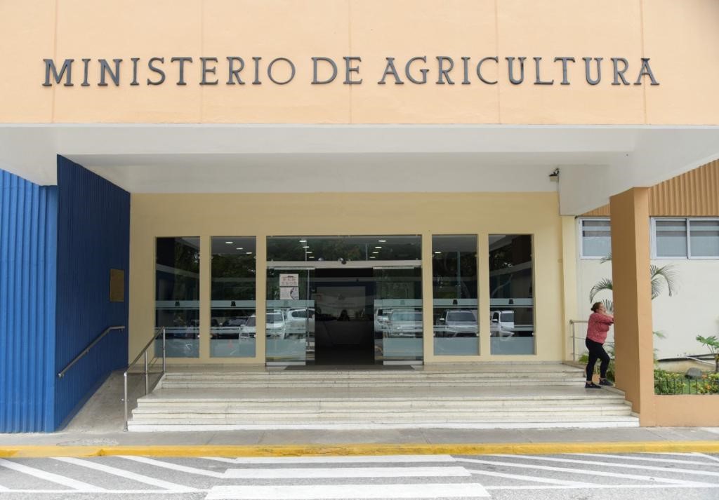 Agricultura anuncia veda cultivos hospederos Mosca Blanca en San Juan y otras provincias
