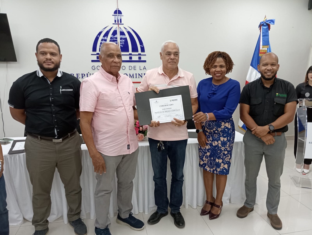 Capacitan técnicos agrícolas en pilotaje de drones en Santiago