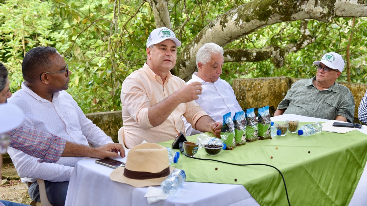 Ministro de Agricultura visita Asociación de Caficultores de Villa Trina