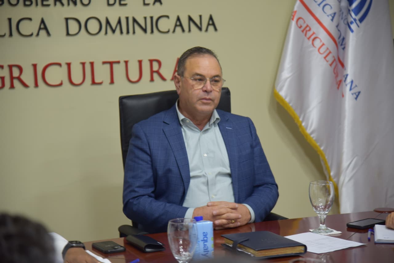 Ministro Oliverio Espaillat advierte que Agricultura solo pagará a contratistas que cumplan con los requisitos que exige el contrato.